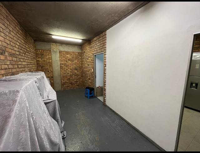 195M² WAREHOUSE TO LET IN STRIJDOMPARK